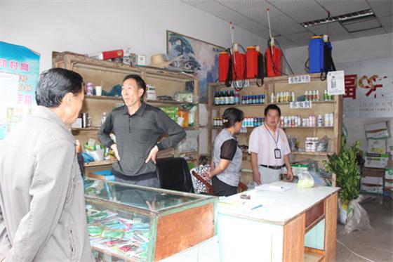 石棉縣開展雙節期間農資經營市場與初級農產品質量安全大檢查